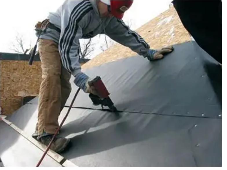 Instalación de fieltro asfáltico